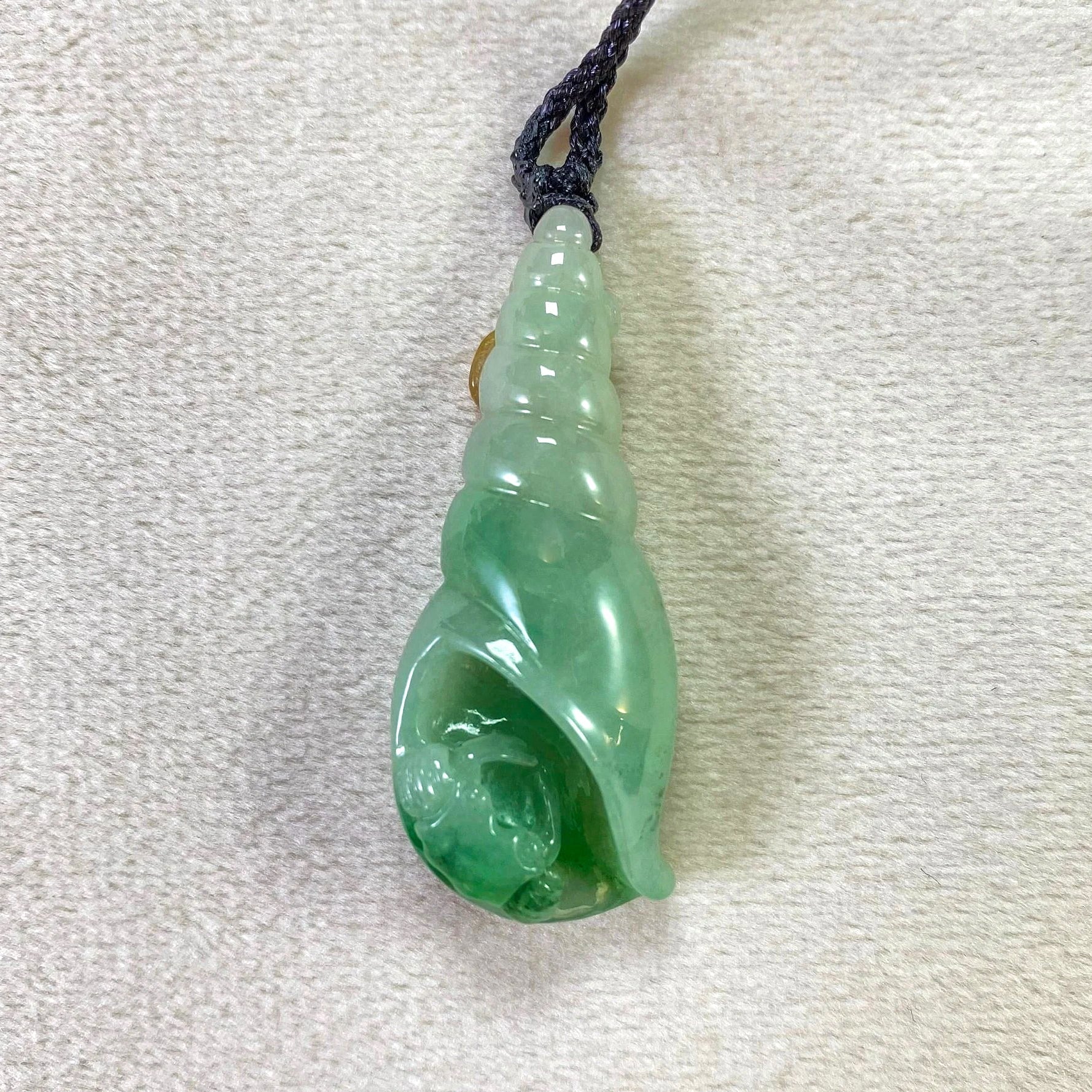 Gransky Tri-Colored Sea Shell Pendant - Handcrafted Ocean-Inspired Jewelry