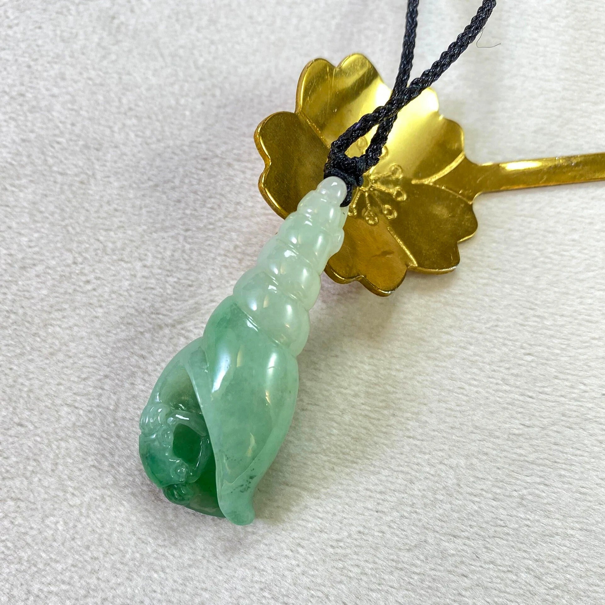 Gransky Tri-Colored Sea Shell Pendant - Handcrafted Ocean-Inspired Jewelry