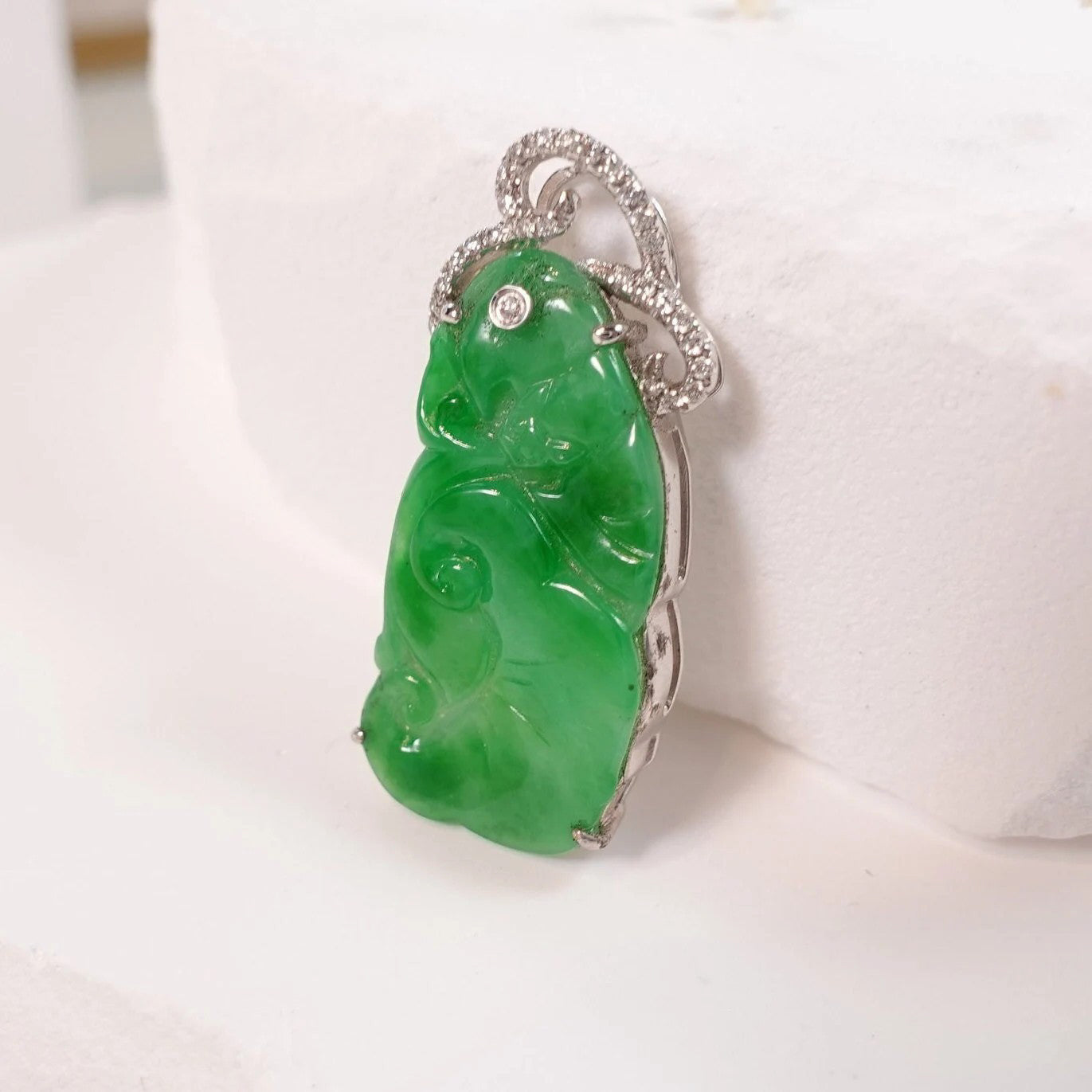 Bright Apple Green Carved Ruyi Jade Pendant – 18K Gold & Diamonds