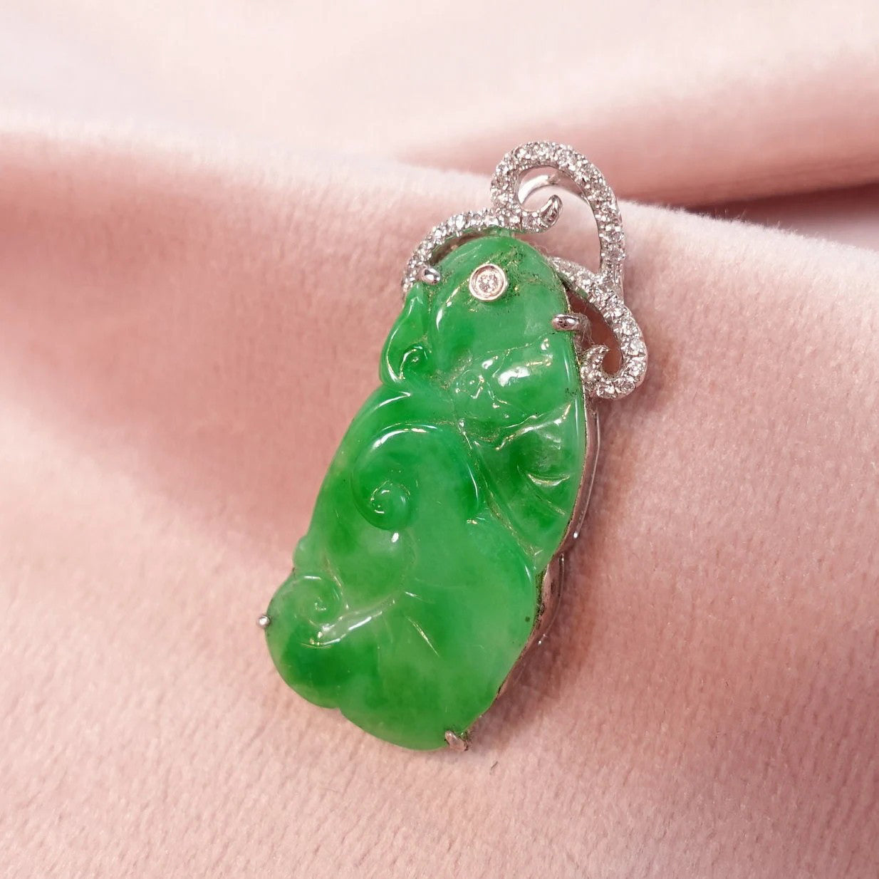Bright Apple Green Carved Ruyi Jade Pendant – 18K Gold & Diamonds