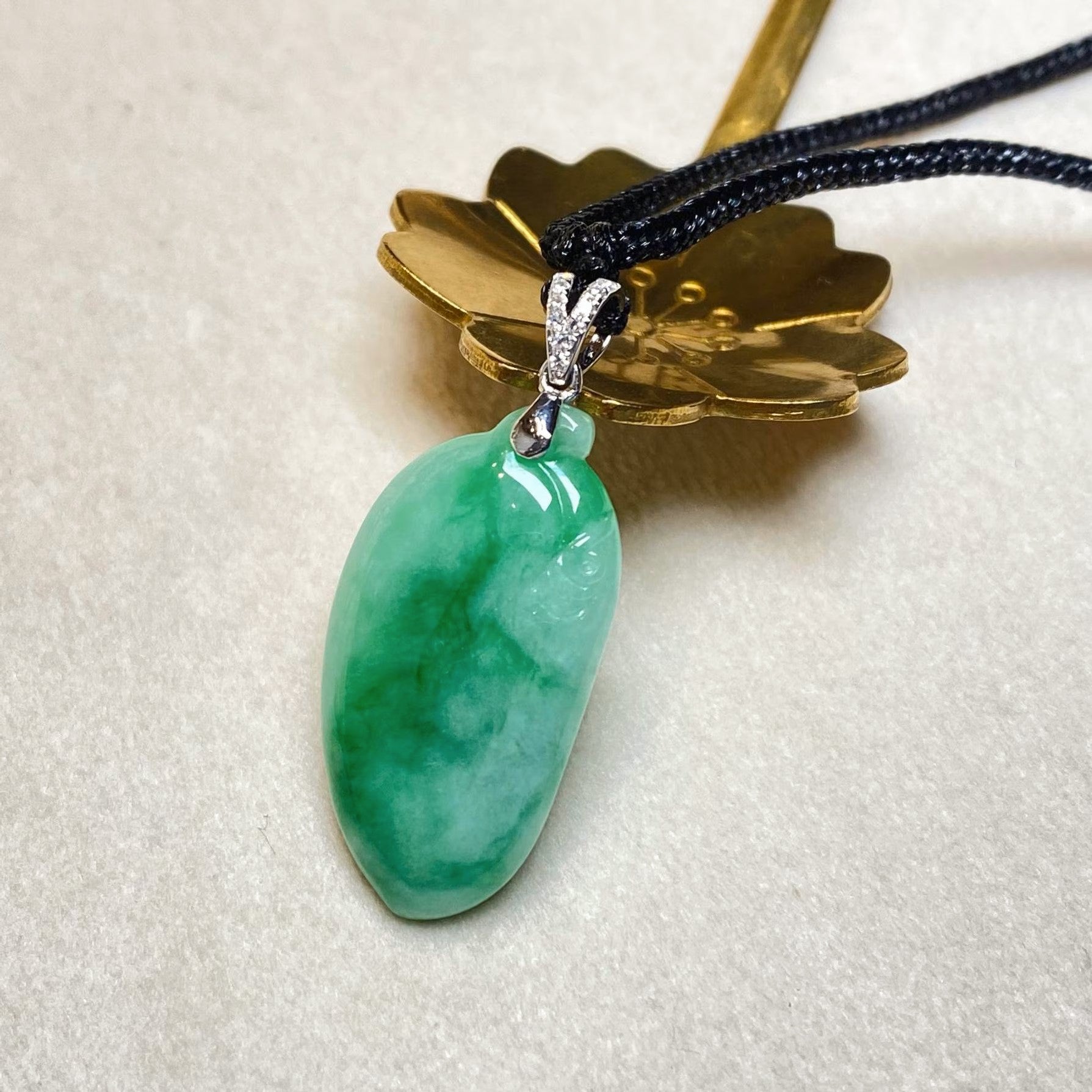 Vivid Green Burmese Jadeite Pepper Shape Pendant – 18K White Gold & Diamond