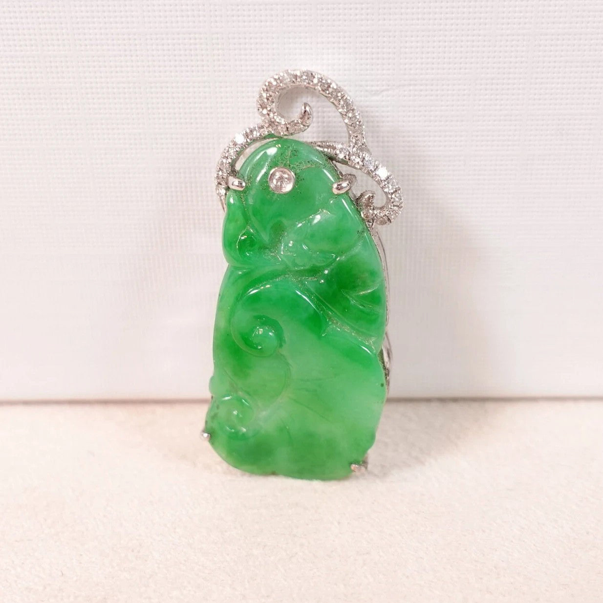 Bright Apple Green Carved Ruyi Jade Pendant – 18K Gold & Diamonds