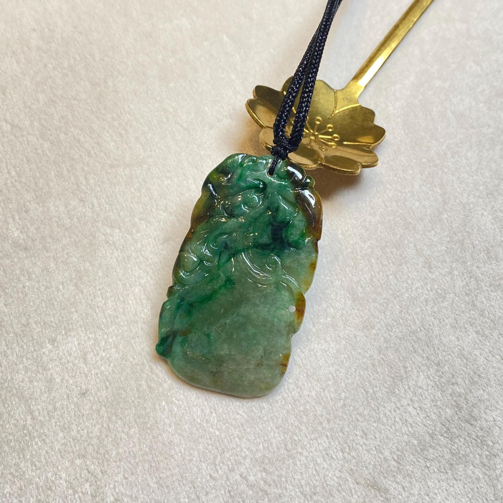 Natural Two-Tone Jade Hulu Pendant Carved with Ruyi & Bat (Fushu)