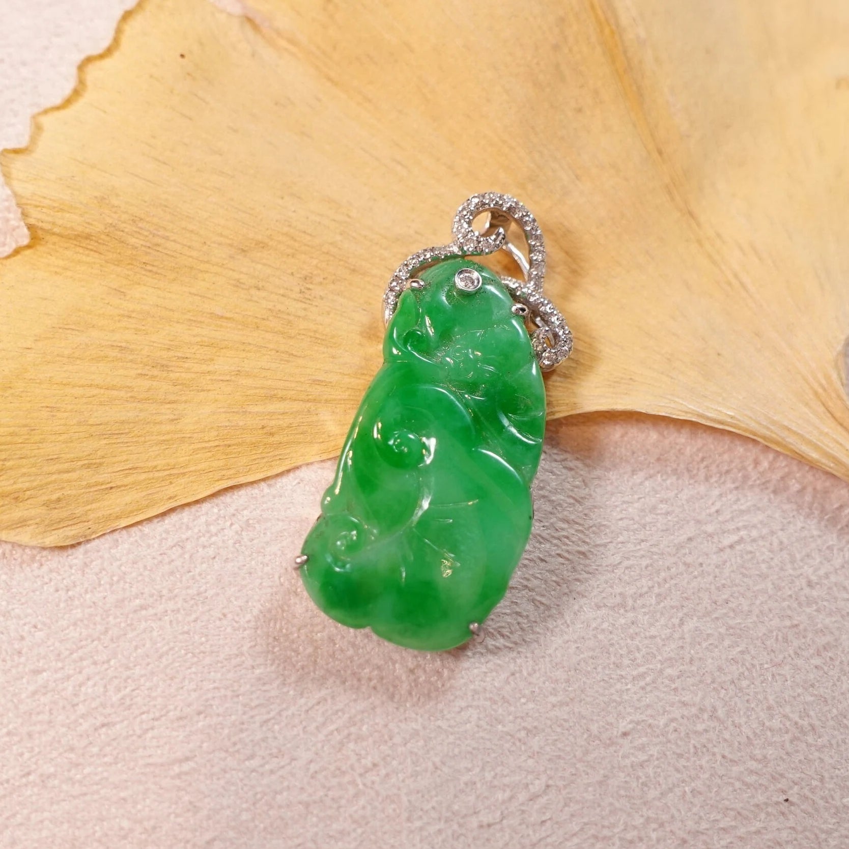 Bright Apple Green Carved Ruyi Jade Pendant – 18K Gold & Diamonds