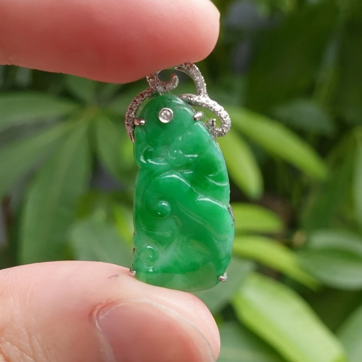 Bright Apple Green Carved Ruyi Jade Pendant – 18K Gold & Diamonds