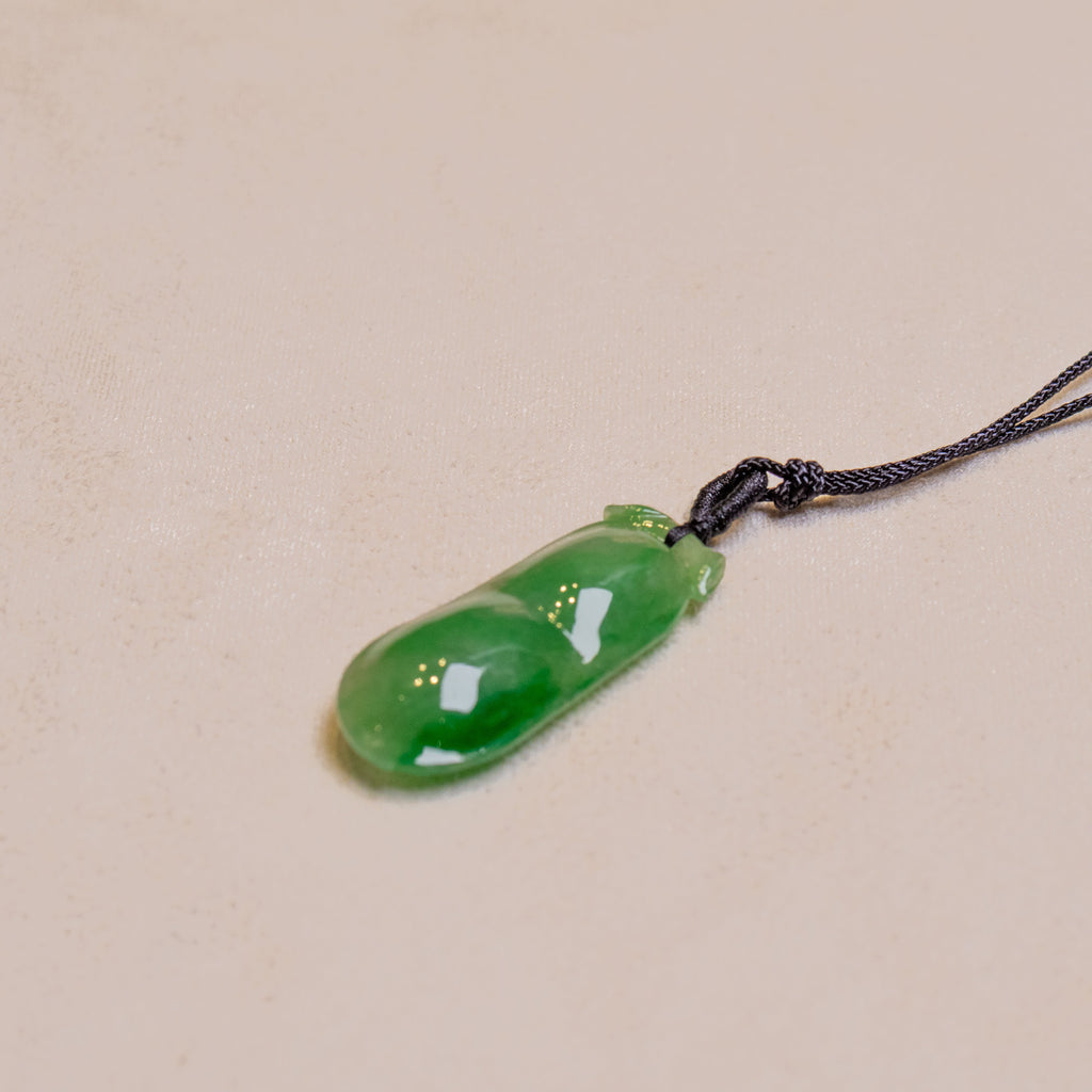 Peapod-Shaped Green Jade Pendant